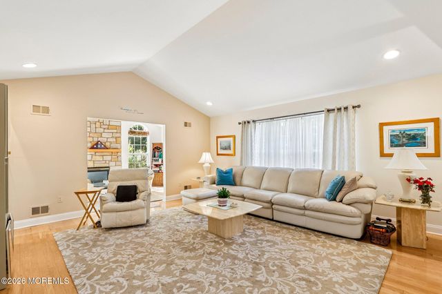 122 Skyline Drive, Lakewood, NJ 08701