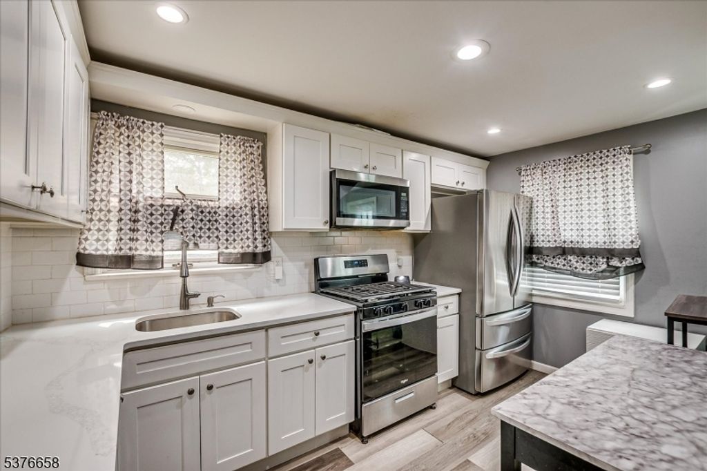 386 Douglas Rd, Roselle Boro, NJ 07203