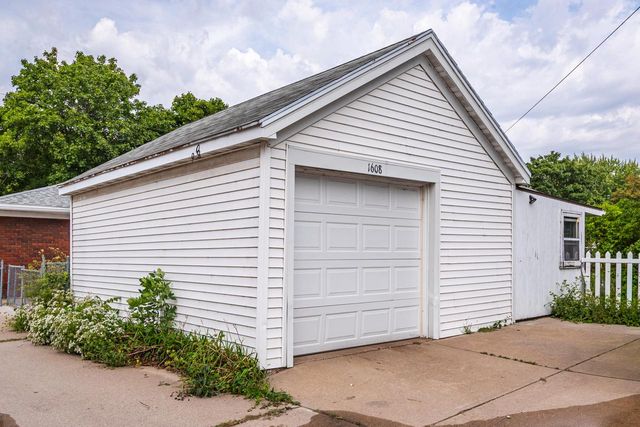 1608 West AVENUE S, La Crosse, WI 54601