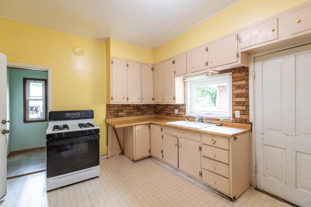 1608 West AVENUE S, La Crosse, WI 54601