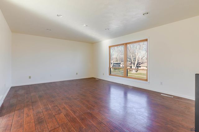 4703 WINDSOR DR, Rapid City, SD 57702