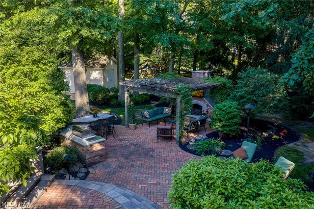 5808 Pinehurst Court, Highland Heights, OH 44143