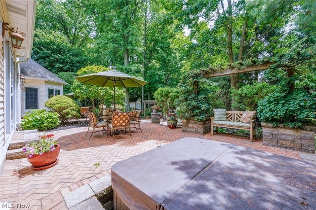 5808 Pinehurst Court, Highland Heights, OH 44143