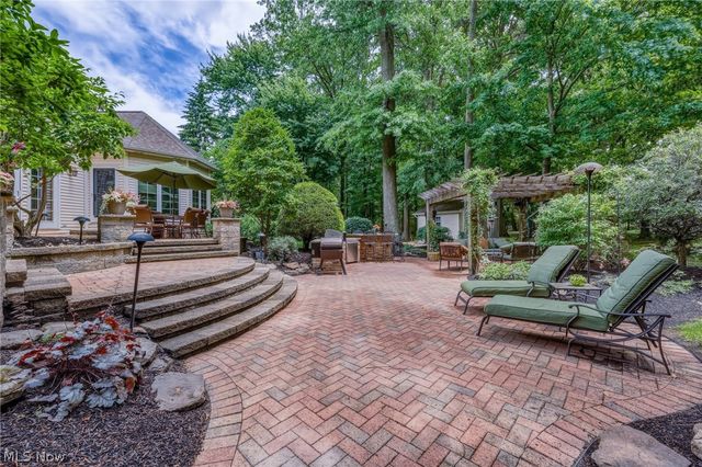 5808 Pinehurst Court, Highland Heights, OH 44143