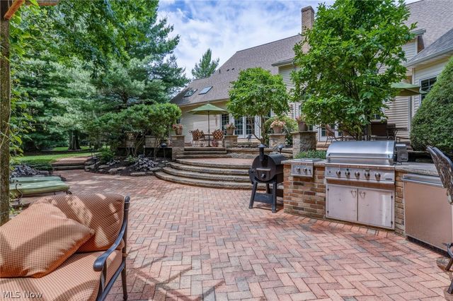 5808 Pinehurst Court, Highland Heights, OH 44143