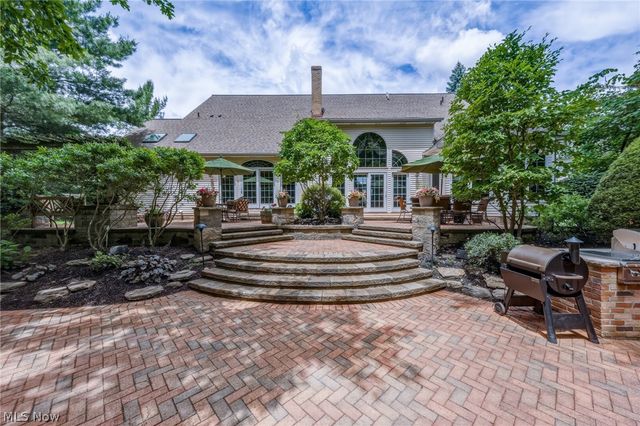 5808 Pinehurst Court, Highland Heights, OH 44143