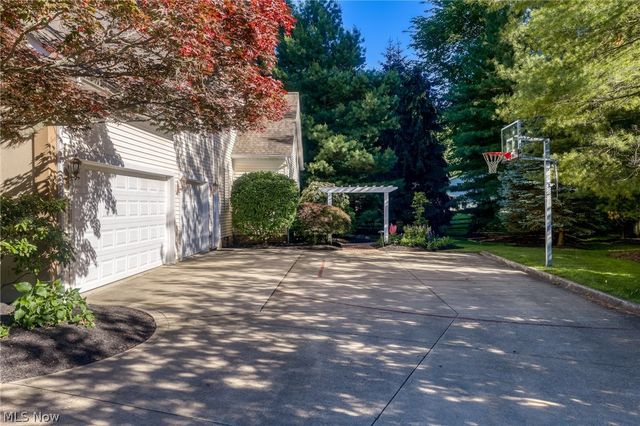 5808 Pinehurst Court, Highland Heights, OH 44143