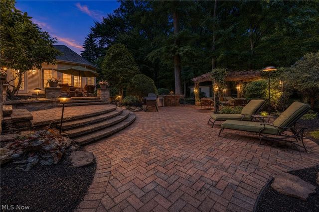 5808 Pinehurst Court, Highland Heights, OH 44143