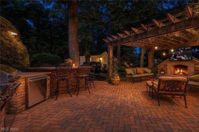 5808 Pinehurst Court, Highland Heights, OH 44143