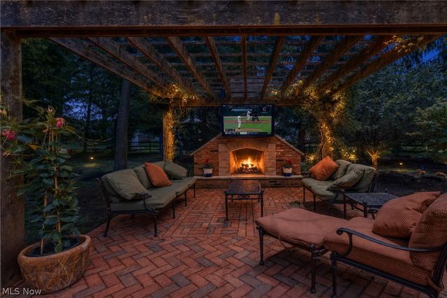 5808 Pinehurst Court, Highland Heights, OH 44143