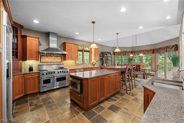5808 Pinehurst Court, Highland Heights, OH 44143