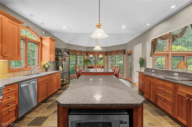 5808 Pinehurst Court, Highland Heights, OH 44143