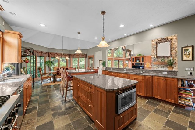 5808 Pinehurst Court, Highland Heights, OH 44143