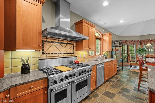 5808 Pinehurst Court, Highland Heights, OH 44143