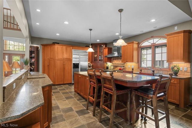 5808 Pinehurst Court, Highland Heights, OH 44143
