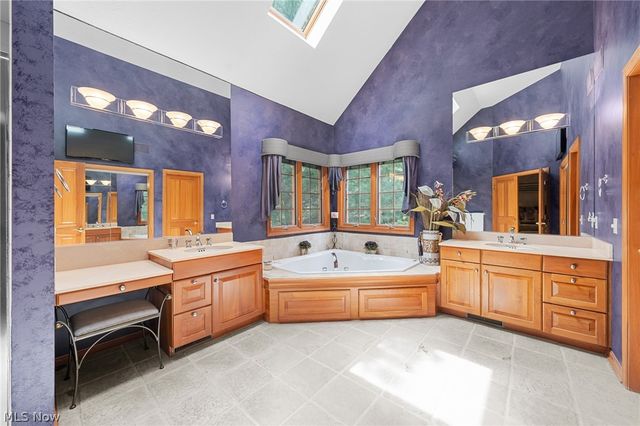 5808 Pinehurst Court, Highland Heights, OH 44143