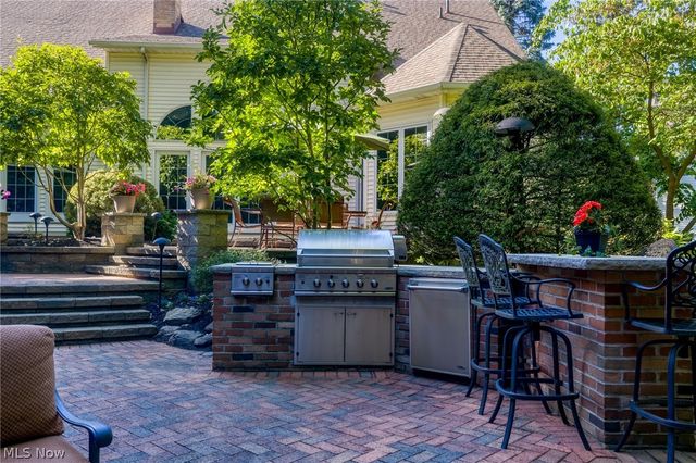 5808 Pinehurst Court, Highland Heights, OH 44143