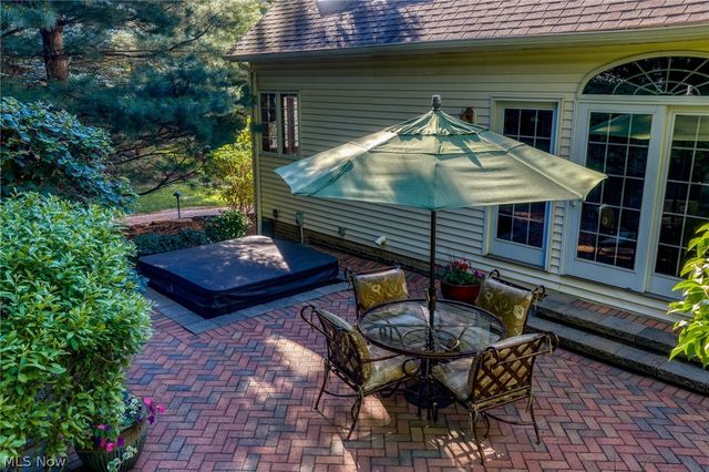 5808 Pinehurst Court, Highland Heights, OH 44143