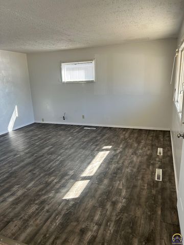 1548 SW 23rd PK, Topeka, KS 66611