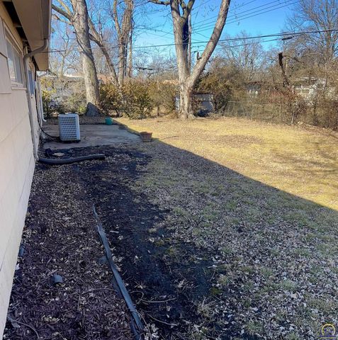 1548 SW 23rd PK, Topeka, KS 66611