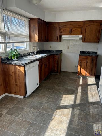 1548 SW 23rd PK, Topeka, KS 66611