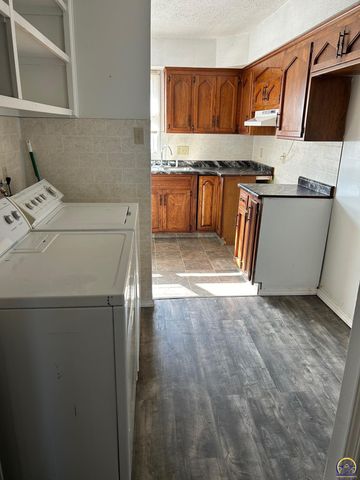 1548 SW 23rd PK, Topeka, KS 66611