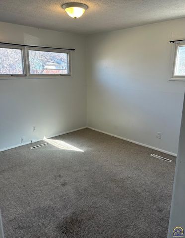 1548 SW 23rd PK, Topeka, KS 66611