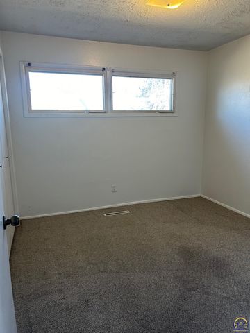 1548 SW 23rd PK, Topeka, KS 66611