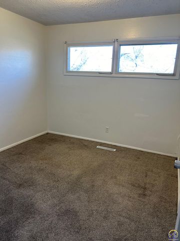 1548 SW 23rd PK, Topeka, KS 66611