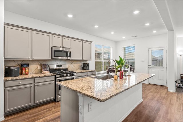 736 Scenic Lake Drive, La Marque, TX 77568