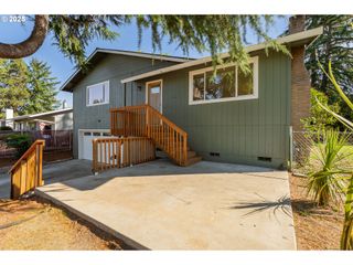 2197 DEL MAR Dr, Roseburg, OR 97471