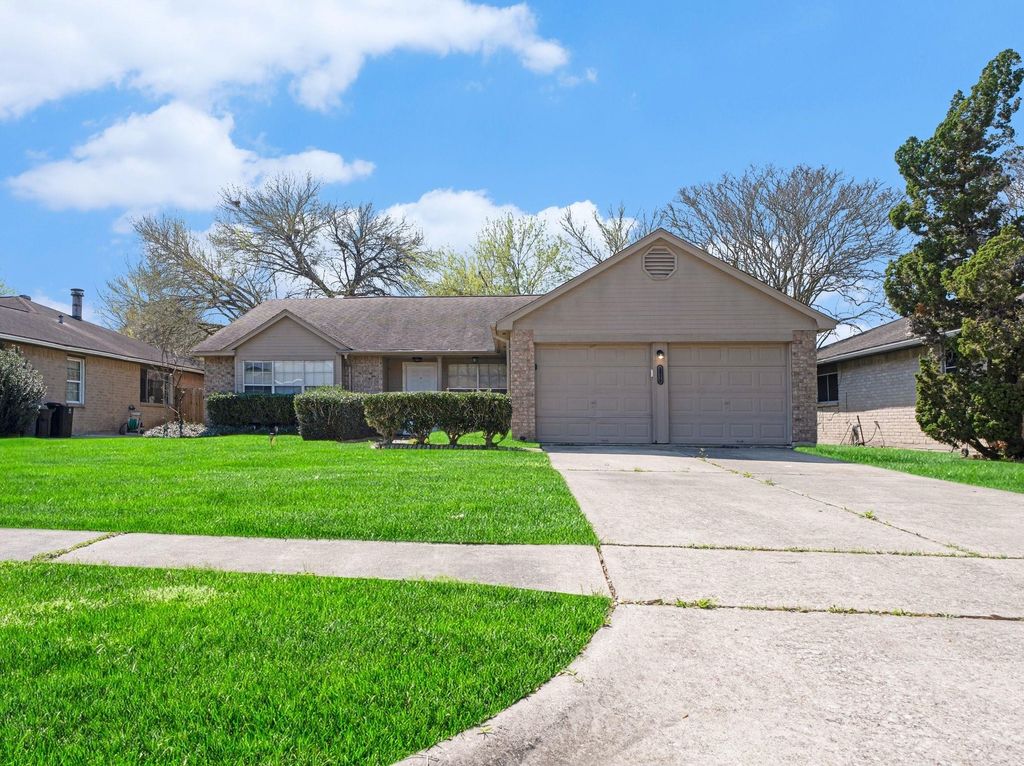 1826 Pilgrims Point Drive, Friendswood, TX 77546