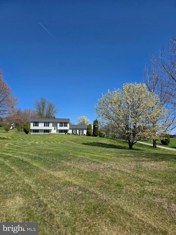 Image 2 of property listing at 4720 TRAIL CT, Westminster, MD 21158
