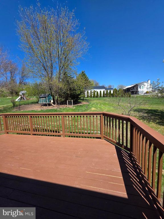 Image 4 of property listing at 4720 TRAIL CT, Westminster, MD 21158