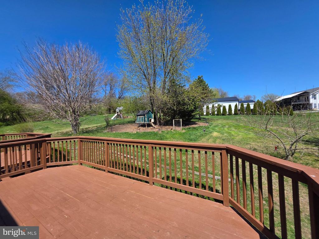 Image 5 of property listing at 4720 TRAIL CT, Westminster, MD 21158