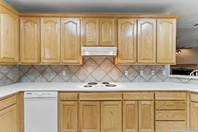 163 Montesito, Floresville, TX 78114