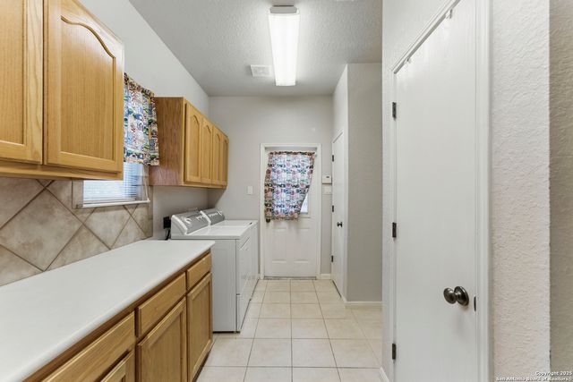 163 Montesito, Floresville, TX 78114