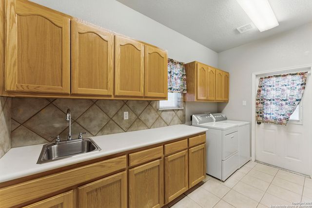 163 Montesito, Floresville, TX 78114