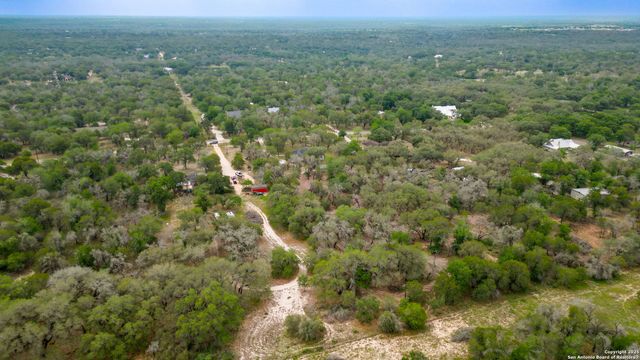 163 Montesito, Floresville, TX 78114