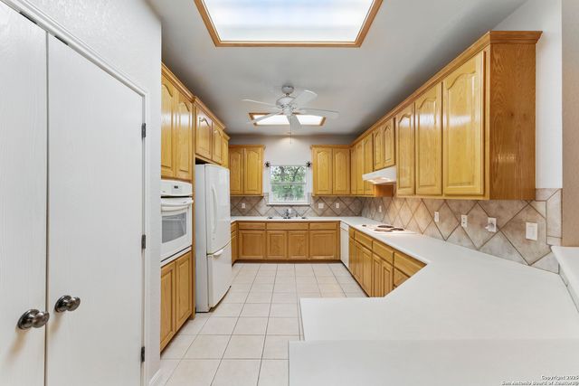 163 Montesito, Floresville, TX 78114