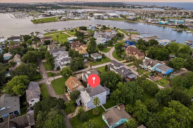209 Queen Road, Clear Lake Shores, TX 77565