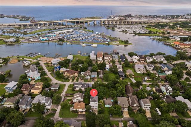 209 Queen Road, Clear Lake Shores, TX 77565