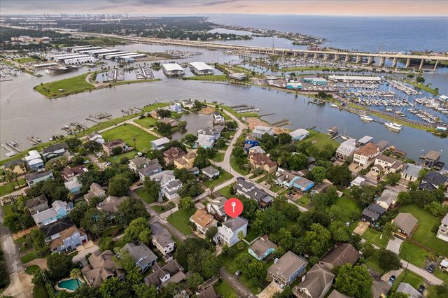 209 Queen Road, Clear Lake Shores, TX 77565