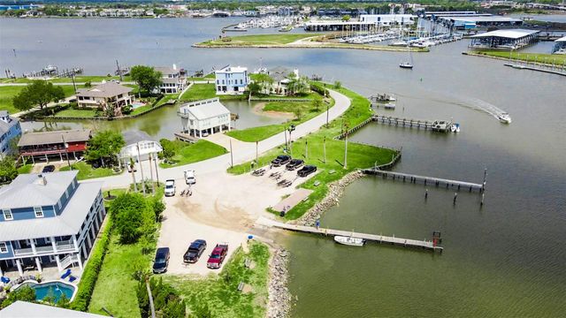 209 Queen Road, Clear Lake Shores, TX 77565