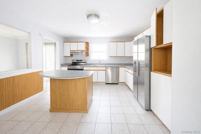 2 Ridge Road, Shirley, NY 11967