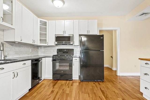 28 Robbins St 2, Waltham, MA 02453