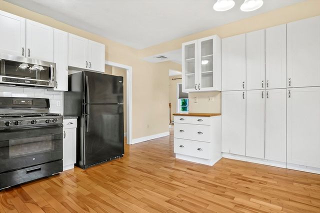 28 Robbins St 2, Waltham, MA 02453