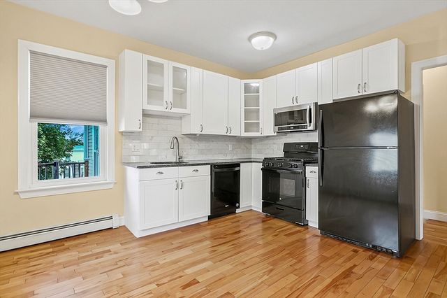 28 Robbins St 2, Waltham, MA 02453