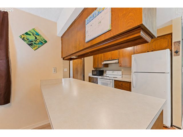6385 MCEWAN Rd, Lake Oswego, OR 97035