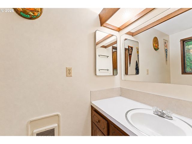 6385 MCEWAN Rd, Lake Oswego, OR 97035